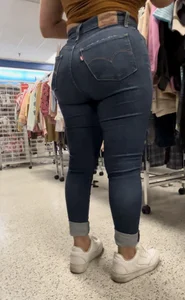 Phat latina MILF ass in jeans