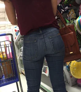 Walmart milf shopping in tight jeans looking hot