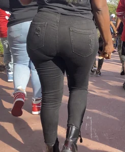 Fat booty black girl in tight black jeans! Strong VPL