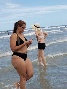Beach meaty ass MILF W bikini