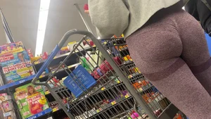 Jiggly ass Latina in Leggings