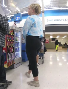 Chubby blonde teen in leggings supermarket creepshot
