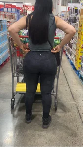 Perfect round ass in leggings/Milf in jeans