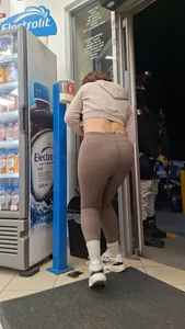 Latina jiggle big butt in brown leggings