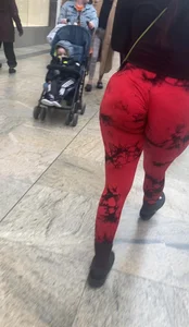 Massive PAWG ass in red leggings