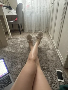 Leaked hot selfies of a girl with awesome long legs
