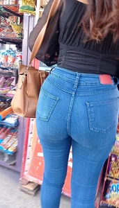 Nice booty on nerdy girl🍑