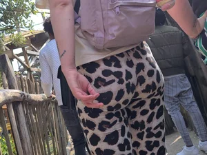 Tight leopard legging in themepark queue
