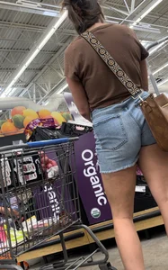 Milf in shorts catches on to me