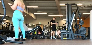 Gym blonde in turquoise leggings notices me and doesn’t mind, even moves in front of me later for some close-ups
