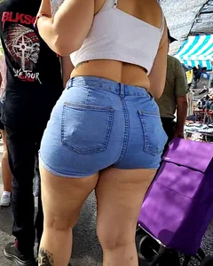 Amazing Hot CURVY MILF In Shorts (OC)