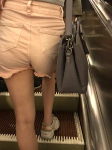 Hot Young Booty in Shorts and Legs on a Subway Escalator Creepshots Gallery