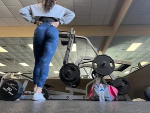 Petite gym cutie w a booty squatting