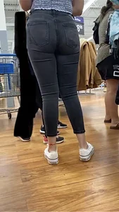 Tall Thick Latina Milf In Tight Black Jeans😋