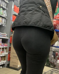 Milf with a nice booty in leggings