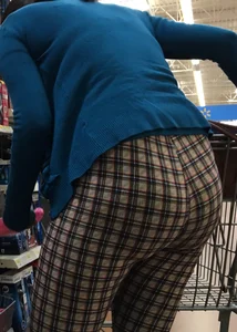 Nice big round booty in tight patterned leggings