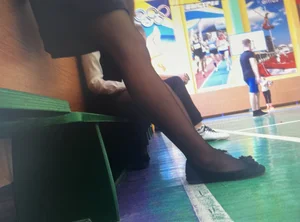 Teen college candid girls' legs in black pantyhose and feet in flats creepshots