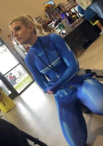 REALLY TIGHT blonde babe in samus cosplay!