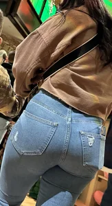 Tight booty in jeans
