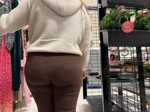 Chubby latina in brown leggings
