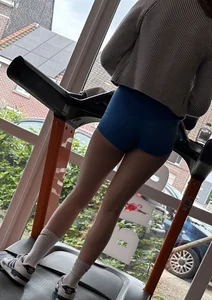 Gym girl in tight shorts with great ass. Also looking straight at the camera