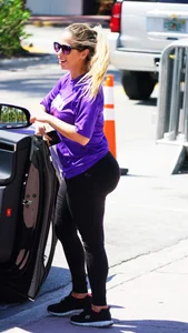Candid chick with an amazing big booty and vpl in leggings