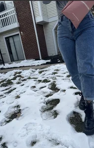 Latina in jeans