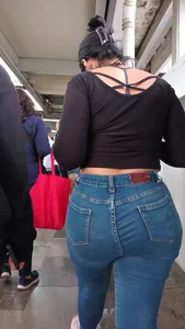 Milf latina con un tremendo culo, mejor que el de su hija