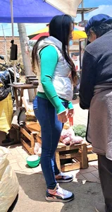 Gordita nalgona en jeans ajustados