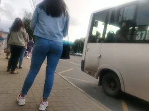 Sexy Round Booty and Legs in Blue Jeans Bus Stop Creepshots