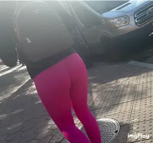 Jiggly Buttle butt in bright pink gym leggings