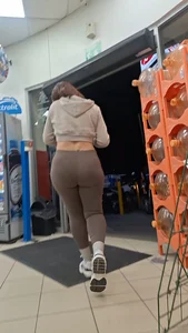 Latina jiggle big butt in brown leggings