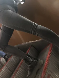 Long Legs and Nice Booty in Tight Grey Jeans on the Escalator Candid Pics