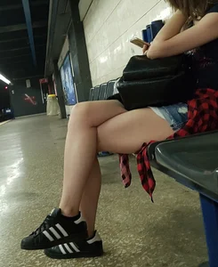 Candid girls in public showing nice legs and feet