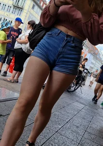 Amazing street cameltoe creepshots of a gorgeous candid girl wearing denim shorts and a top