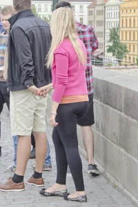 Blonde chicks ass in tight leggings