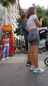 Joven Milf con un shorts dónde se puede apreciar el gran culo que tiene