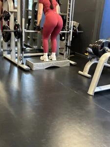 Extremely juicy phat ass in gym