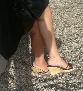 Candid girls in public showing nice legs and feet