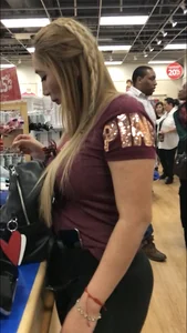 Big booty blonde Latina chick in tight leggings