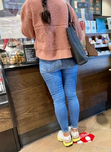 Cute Jeans @ Starbucks