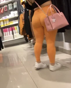 Big booty in orange leggings had me shook