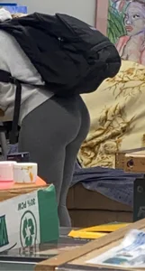 College teen's booty in grey leggings closeup creepshots