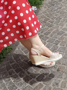 Candid girls in public showing nice legs and feet