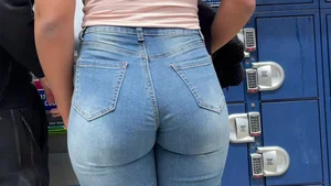 Candid babe with an incredible curvy ass in tight jeans 😋