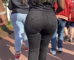 Fat booty black girl in tight black jeans! Strong VPL