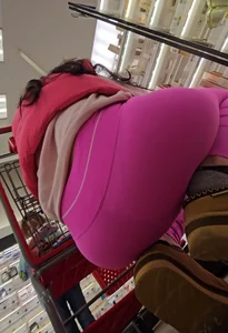 Thick PAWG Milf In Pink Leggings