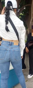 Petite Latina with standing buttocks in very tight pants💯