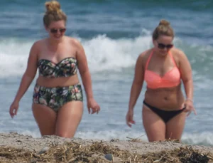 Thick and sexy bikini babe in black and peach bikini outfit