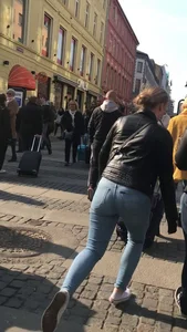 Candid babe with a nice ass in tight jeans